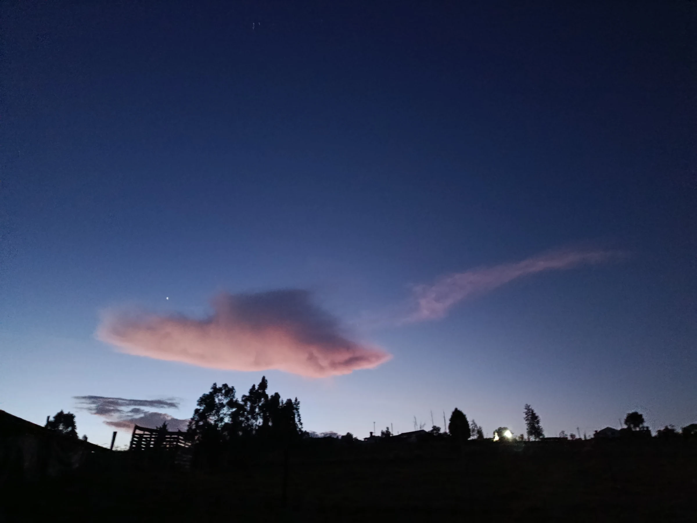 Atardecer y calma azul en el territorio rural de Paipa