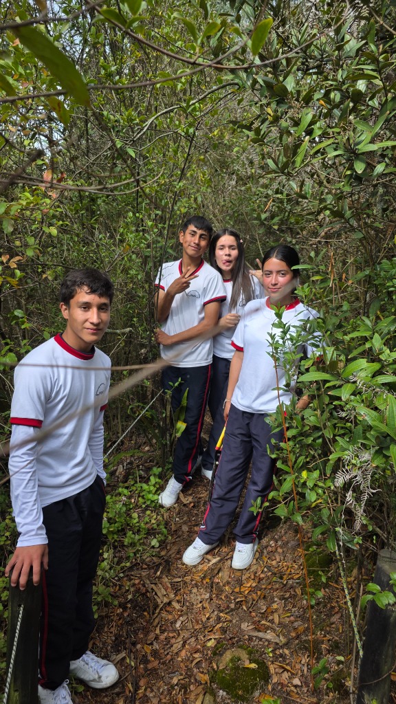 Estudiantes en recorrido por el Sendero Ecológico Rosarista